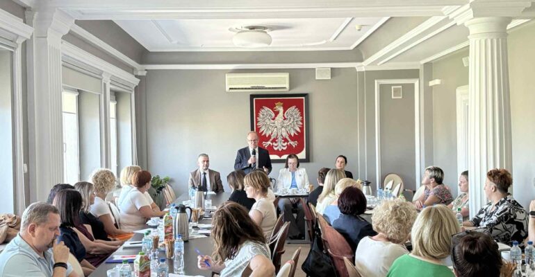 Zdjęcie przedstawia uczestników spotkania z powiatowymi zespołami do spraw orzekania o niepełnosprawności