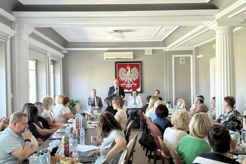 Zdjęcie przedstawia uczestników spotkania z powiatowymi zespołami do spraw orzekania o niepełnosprawności