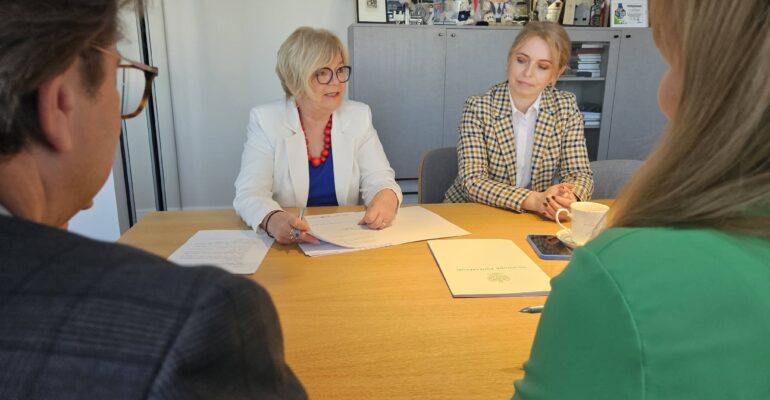Teresa Kubas-Hul, wojewoda podkarpacki i Anna Szydełko, dyrektor Wydziału Programów Rządowych i Funduszy Europejskich