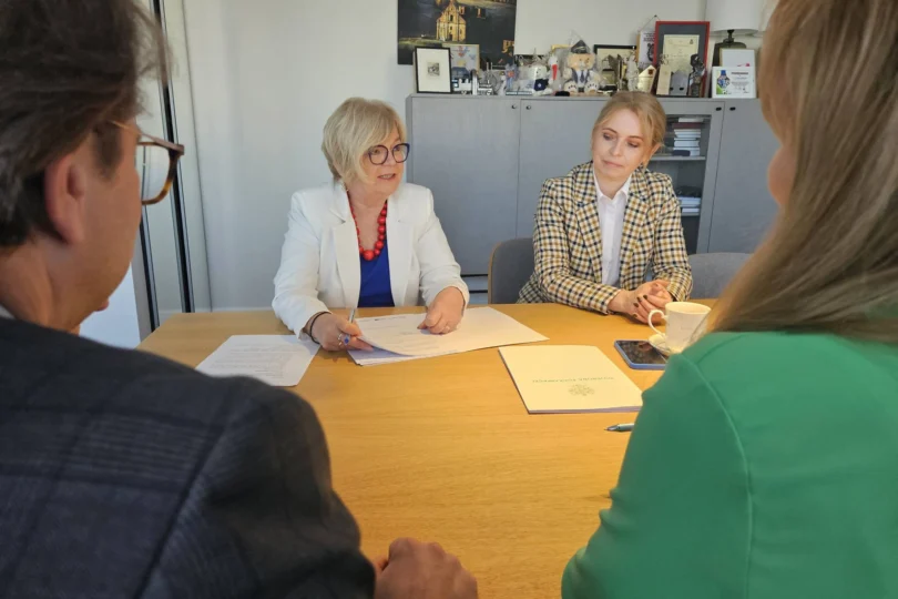 Teresa Kubas-Hul, wojewoda podkarpacki i Anna Szydełko, dyrektor Wydziału Programów Rządowych i Funduszy Europejskich