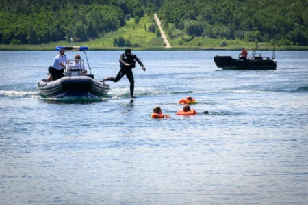 Zdjęcie przedstawia uczestników pikniku edukacyjnego nad Jeziorem Tarnobrzeskim