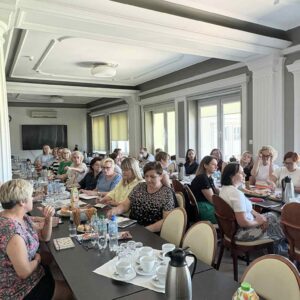 Zdjęcie przedstawia uczestników spotkania z powiatowymi zespołami do spraw orzekania o niepełnosprawności