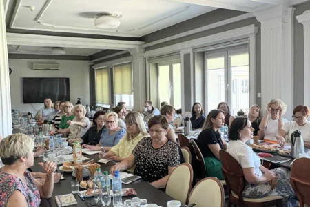 Zdjęcie przedstawia uczestników spotkania z powiatowymi zespołami do spraw orzekania o niepełnosprawności