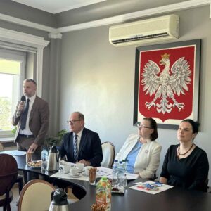 Zdjęcie przedstawia uczestników spotkania z powiatowymi zespołami do spraw orzekania o niepełnosprawności