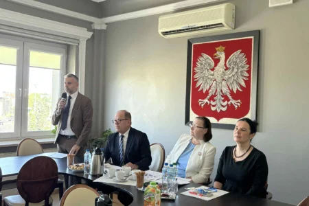 Zdjęcie przedstawia uczestników spotkania z powiatowymi zespołami do spraw orzekania o niepełnosprawności