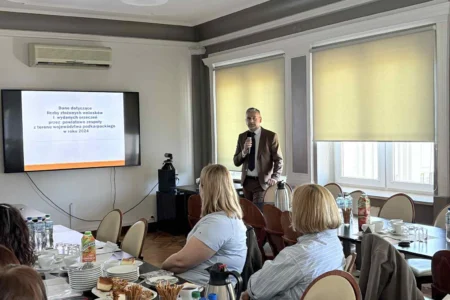 Zdjęcie przedstawia uczestników spotkania z powiatowymi zespołami do spraw orzekania o niepełnosprawności