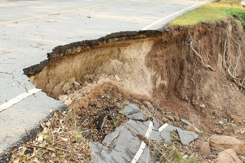 Zdjęcie przedstawia osuwisko ziemi na drodze