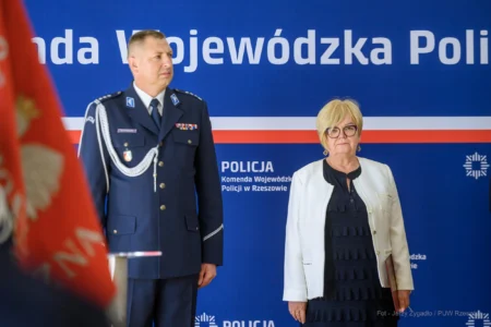 Zdjęcie przedstawia uczestników uroczystości ślubowania policjantów