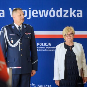 Zdjęcie przedstawia uczestników uroczystości ślubowania policjantów