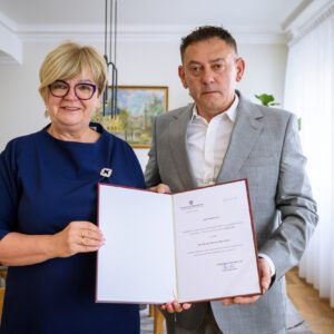 Zdjęcie przedstawia wojewodę podkarpackiego Teresę Kubas-Hul i konsultanta wojewódzkiego w dziedzinie hipertensjologii