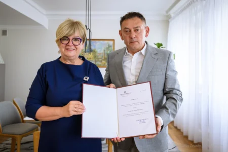 Zdjęcie przedstawia wojewodę podkarpackiego Teresę Kubas-Hul i konsultanta wojewódzkiego w dziedzinie hipertensjologii