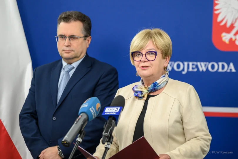 Grzegorz Lonc, zastępca dyrektora Wydziału Bezpieczeństwa i Zarządzania Kryzysowego w PUW wraz z Teresą Kubas-Hul, wojewodą podkarpackim podczas konferencji prasowej.