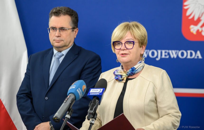 Grzegorz Lonc, zastępca dyrektora Wydziału Bezpieczeństwa i Zarządzania Kryzysowego w PUW wraz z Teresą Kubas-Hul, wojewodą podkarpackim podczas konferencji prasowej.