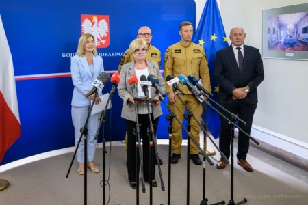 Zdjęcie przedstawia uczestników konferencji prasowej w urzędzie wojewódzkim