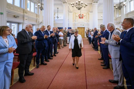 Zdjęcie przedstawia uczestników uroczystości wręczenia odznaczeń państwowych w sali kolumnowej Podkarpackiego Urzędu Wojewódzkiego w Rzeszowie