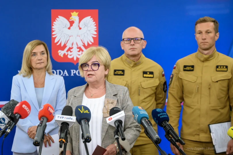 Konferencja prasowa Teresy Kubas-Hul, wojewody podkarpackiego z udziałem nadbryg. Pawła Frysztaka, zastępcy Komendanta Głównego Państwowej Straży Pożarnej.