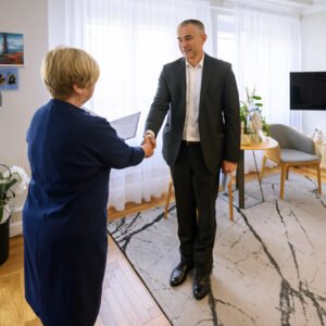 Zdjęcie przedstawia wojewodę podkarpackiego Teresę Kubas-Hul i konsultanta wojewódzkiego w dziedzinie ortodoncji
