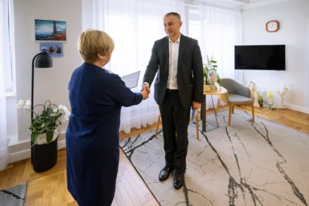 Zdjęcie przedstawia wojewodę podkarpackiego Teresę Kubas-Hul i konsultanta wojewódzkiego w dziedzinie ortodoncji