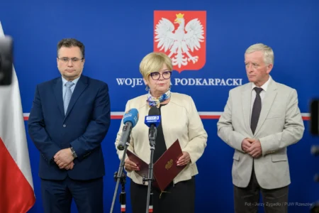 Teresa Kubas-Hul, wojewoda podkarpacki wraz z Józefem Gdańskim, dyrektorem Wydziału Bezpieczeństwa i Zarządzania Kryzysowego oraz z-cą dyrektora Grzegorzem Loncem podczas konferencji prasowej.