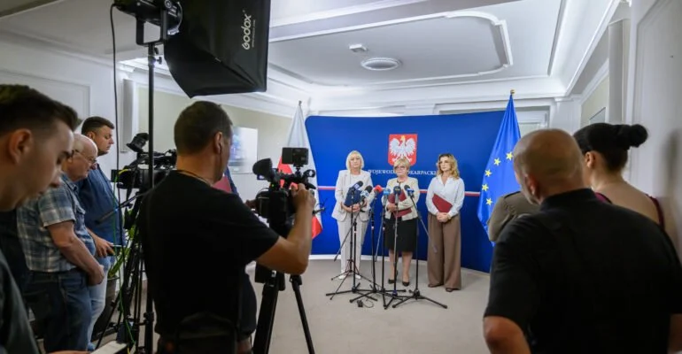 Zdjęcie przedstawia uczestników konferencji prasowej