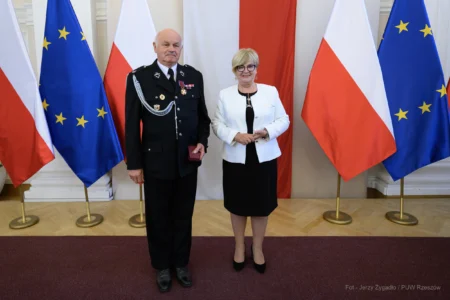 Zdjęcie przedstawia uczestników uroczystości wręczenia odznaczeń państwowych w sali kolumnowej Podkarpackiego Urzędu Wojewódzkiego w Rzeszowie