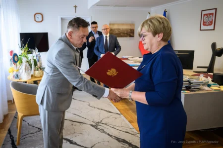 Zdjęcie przedstawia wojewodę podkarpackiego Teresę Kubas-Hul i konsultanta wojewódzkiego w dziedzinie hipertensjologii