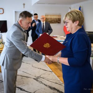 Zdjęcie przedstawia wojewodę podkarpackiego Teresę Kubas-Hul i konsultanta wojewódzkiego w dziedzinie hipertensjologii