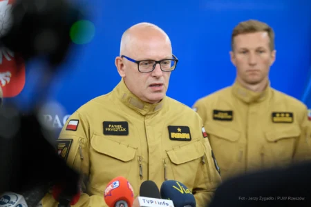 Zdjęcie przedstawia uczestników konferencji prasowej w urzędzie wojewódzkim