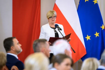 Zdjęcie przedstawia uczestników uroczystości wręczenia odznaczeń państwowych w sali kolumnowej Podkarpackiego Urzędu Wojewódzkiego w Rzeszowie