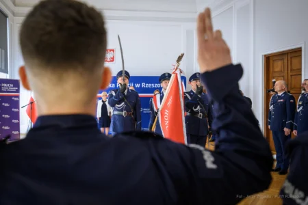 Zdjęcie przedstawia uczestników uroczystości ślubowania policjantów