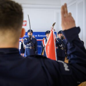 Zdjęcie przedstawia uczestników uroczystości ślubowania policjantów
