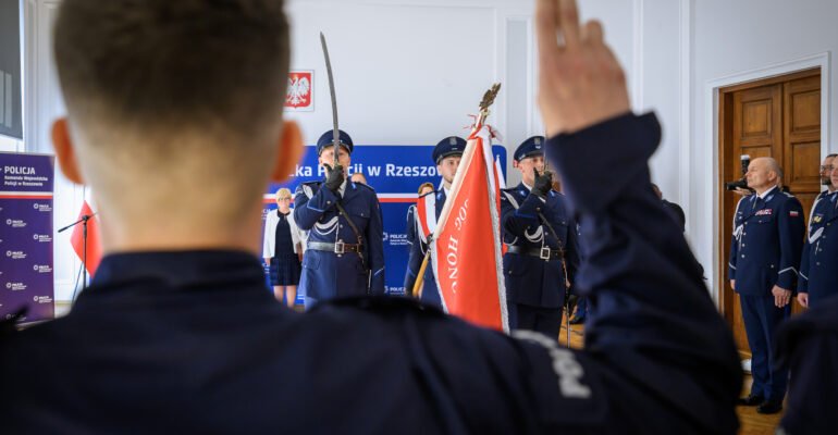 Zdjęcie przedstawia uczestników uroczystości ślubowania policjantów