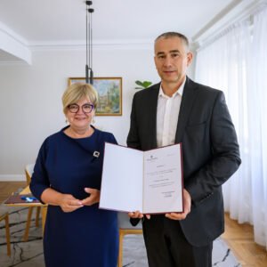 Zdjęcie przedstawia wojewodę podkarpackiego Teresę Kubas-Hul i konsultanta wojewódzkiego w dziedzinie ortodoncji