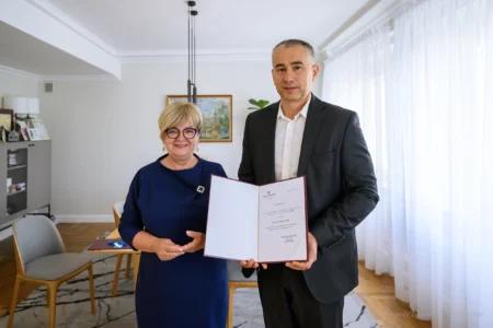 Zdjęcie przedstawia wojewodę podkarpackiego Teresę Kubas-Hul i konsultanta wojewódzkiego w dziedzinie ortodoncji