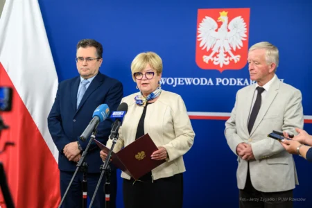 Teresa Kubas-Hul, wojewoda podkarpacki wraz z Józefem Gdańskim, dyrektorem Wydziału Bezpieczeństwa i Zarządzania Kryzysowego oraz z-cą dyrektora Grzegorzem Loncem podczas konferencji prasowej.