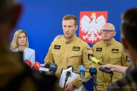 Zdjęcie przedstawia uczestników konferencji prasowej w urzędzie wojewódzkim