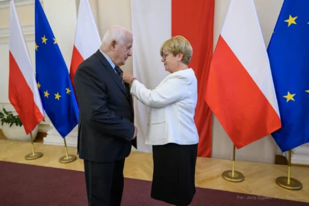 Zdjęcie przedstawia uczestników uroczystości wręczenia odznaczeń państwowych w sali kolumnowej Podkarpackiego Urzędu Wojewódzkiego w Rzeszowie