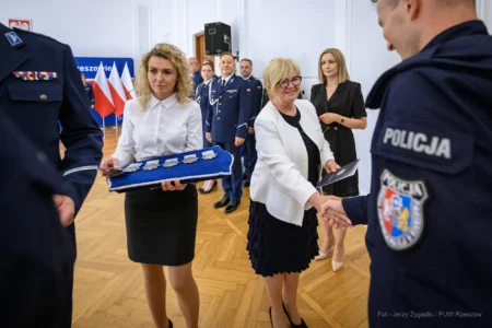 Zdjęcie przedstawia uczestników uroczystości ślubowania policjantów