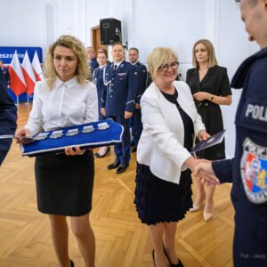 Zdjęcie przedstawia uczestników uroczystości ślubowania policjantów