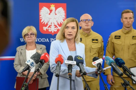 Zdjęcie przedstawia uczestników konferencji prasowej w urzędzie wojewódzkim