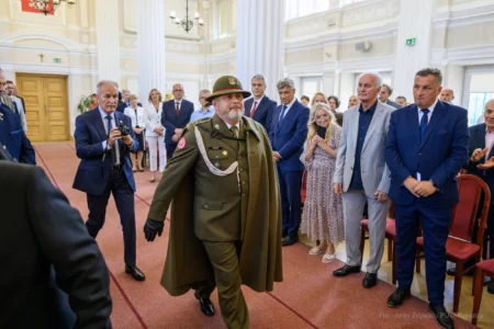 Zdjęcie przedstawia uczestników uroczystości wręczenia odznaczeń państwowych w sali kolumnowej Podkarpackiego Urzędu Wojewódzkiego w Rzeszowie