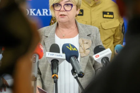 Zdjęcie przedstawia uczestników konferencji prasowej w urzędzie wojewódzkim