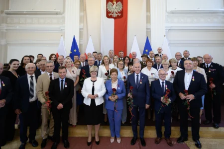 Zdjęcie przedstawia uczestników uroczystości wręczenia odznaczeń państwowych w sali kolumnowej Podkarpackiego Urzędu Wojewódzkiego w Rzeszowie