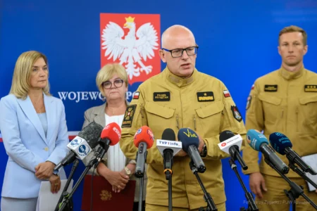 Zdjęcie przedstawia uczestników konferencji prasowej w urzędzie wojewódzkim