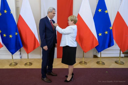 Zdjęcie przedstawia uczestników uroczystości wręczenia odznaczeń państwowych w sali kolumnowej Podkarpackiego Urzędu Wojewódzkiego w Rzeszowie