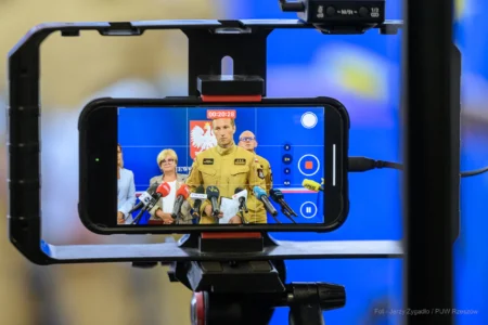 Zdjęcie przedstawia uczestników konferencji prasowej w urzędzie wojewódzkim