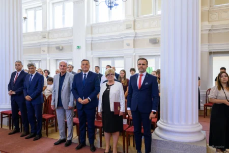 Zdjęcie przedstawia uczestników uroczystości wręczenia odznaczeń państwowych w sali kolumnowej Podkarpackiego Urzędu Wojewódzkiego w Rzeszowie
