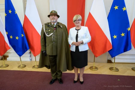 Zdjęcie przedstawia uczestników uroczystości wręczenia odznaczeń państwowych w sali kolumnowej Podkarpackiego Urzędu Wojewódzkiego w Rzeszowie