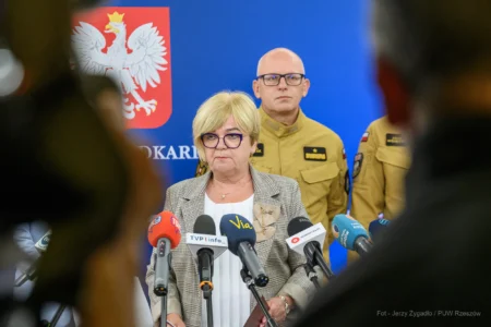 Zdjęcie przedstawia uczestników konferencji prasowej w urzędzie wojewódzkim