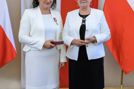 Zdjęcie przedstawia uczestników uroczystości wręczenia odznaczeń państwowych w sali kolumnowej Podkarpackiego Urzędu Wojewódzkiego w Rzeszowie